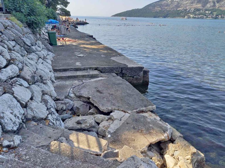 Ulaganja u obalnu insfrastrukturu: Niko neće da sanira betonsku plažu na Toploj, propala dva tendera