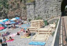 Osvanule ležaljke i na plaži kod tunela, inspekcija naredila da se uklone