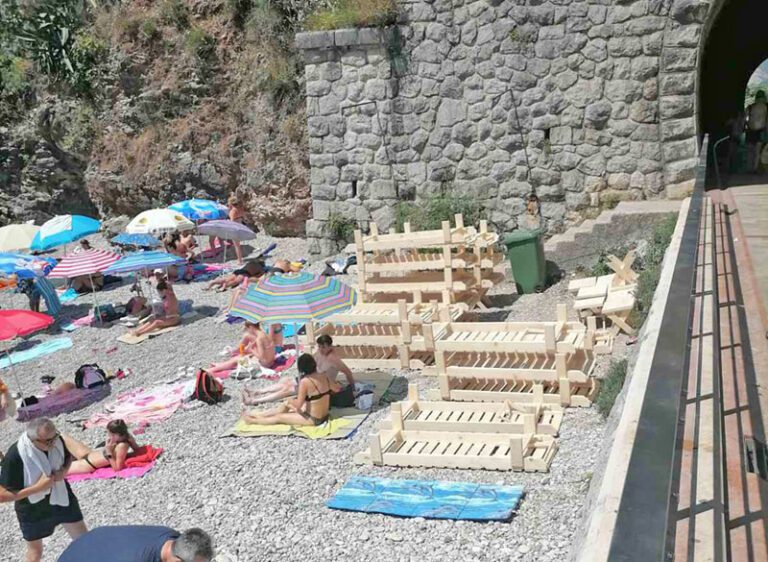 Osvanule ležaljke i na plaži kod tunela, inspekcija naredila da se uklone