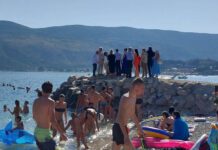 Video: Neobično vjenčanje na plaži: Mladić u moru uhvatio bidermajer
