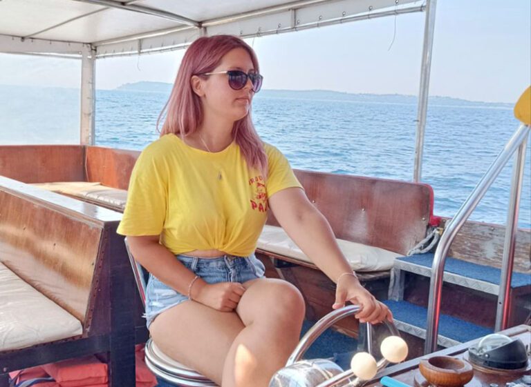 Anastasija, omiljena mornarka na brodu, radi “muški posao”, bez predrasuda, iz ljubavi