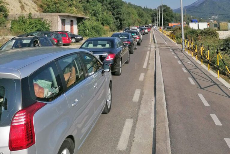 Velike kolone auta na izlazu iz Crne Gore