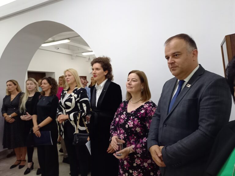 Ambasadorka SAD Judy Rising Reinke otvorila izložbu restauriranih ikona u Galeriji Josip Bepo Benković