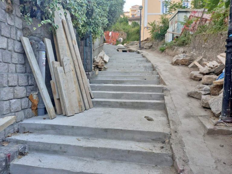 Rekonstrukcija Stepeništa Elize Duković pri kraju, dio ploča loše postavljen, izvođaču naložena popravka