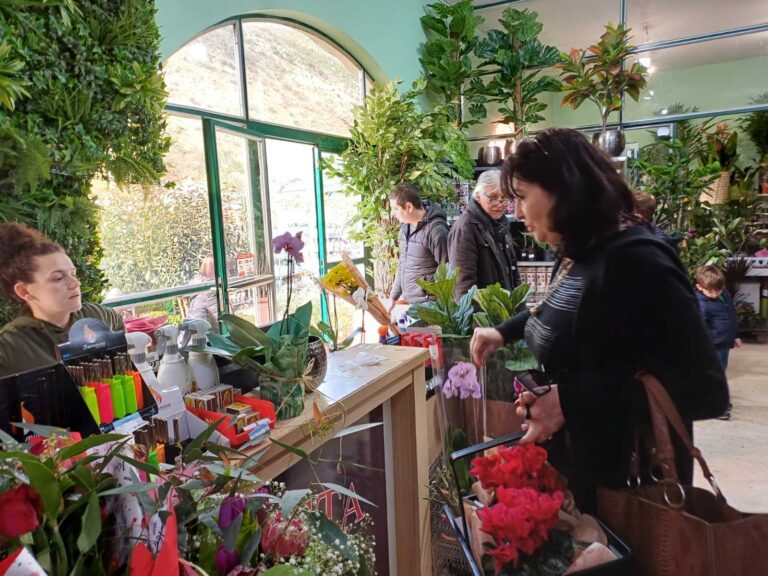 Žene više poklanjaju cvijeće ženama za 8.Mart nego muškarci