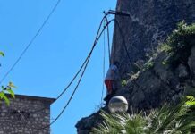 Uklonjeni vazdušni kablovi i metalne konzole sa zidina Starog grada Rasvjeta uklinjeni kablovi