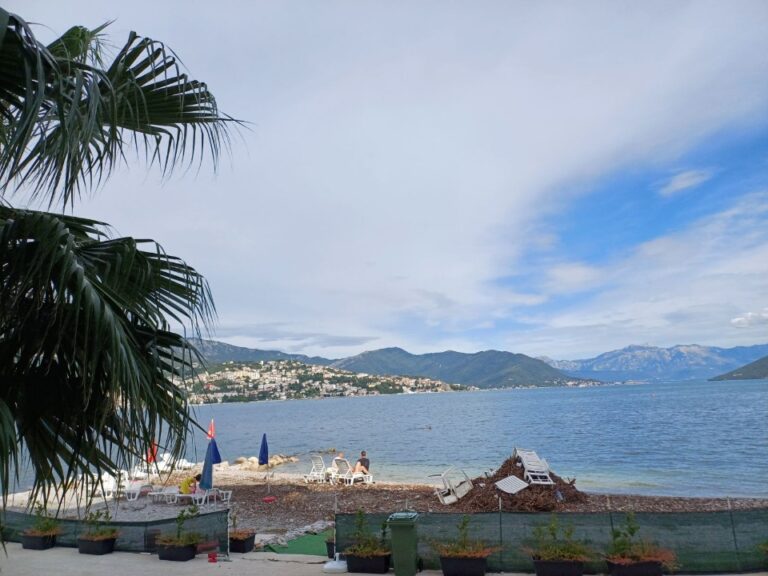 Zakupci da nastave s čišćenjem plaža, odvozom, a ne paljenjem otpada
