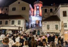 Herceg Novi je uz Cetinje: Na Trgu Nikole Đurkovića upaljene svijeće za žrtve masakra