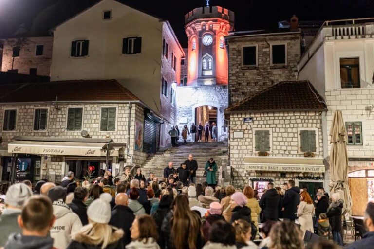 Herceg Novi je uz Cetinje: Na Trgu Nikole Đurkovića upaljene svijeće za žrtve masakra