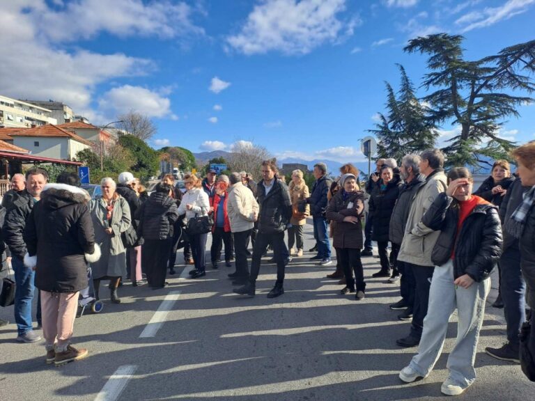 Blokada magistrale i protest bivših radnika “Vektra Boke”