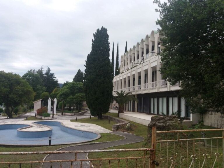 Titova rezidencija “Lovćenka” u Meljinama prepuštena “zubu vremena”, neobezbijeđena