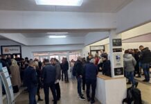 Otvaranje ponuda za zakup novskih plaža u Budvi: Velika gužva, ali mirno