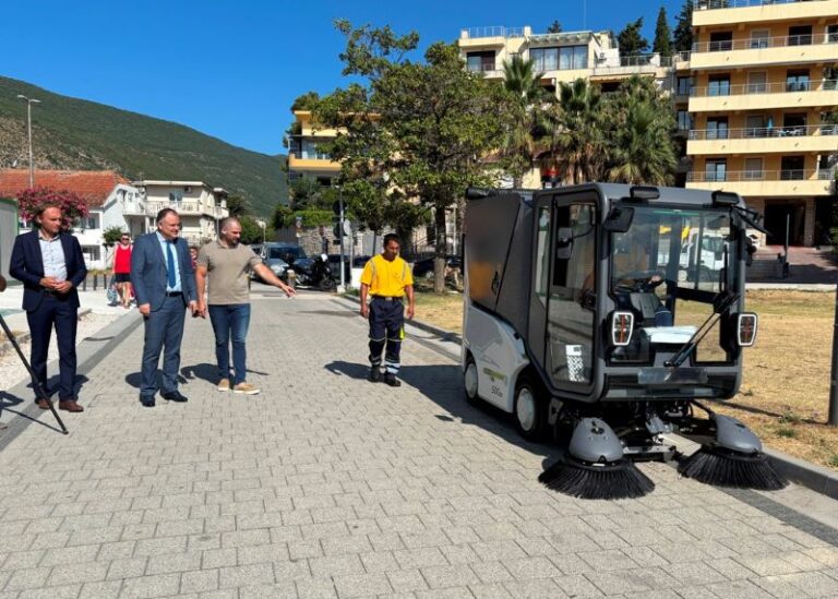 Ulaganje u čistoću Herceg Novog: Nova električna čistilica za šetalište