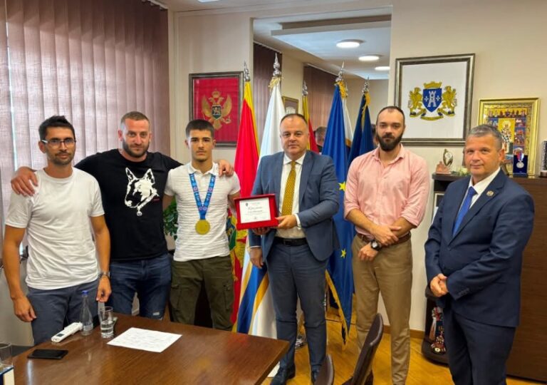 Opština Herceg Novi uručila priznanje evropskom kik-boks šampionu Gzimu Prelvukaju
