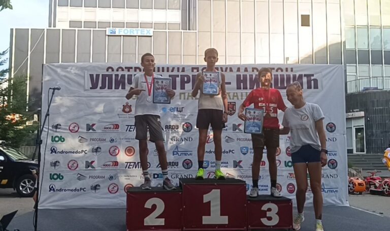 Viktor i Vuk s medaljama nakon Ulične trke Nikšić 2025