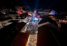 Novogodišnja noć u Herceg Novom: Pun trg, hitovi i vatromet za početak 2026.