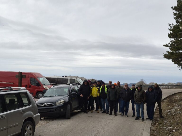 Selo Ubli na margini: I dalje blokada puta kamionima „Čistoće“, počinju dogovori