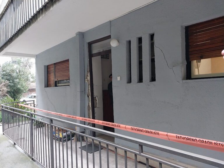 Stanari nisu napustili “Plavu zgradu”, čekaju nadležne i strijepe od klizišta