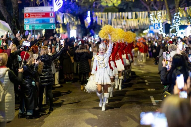 Otvoren 57. Praznik mimoze: Više hiljada Novljana i gostiju na spektakularnom početku fešte