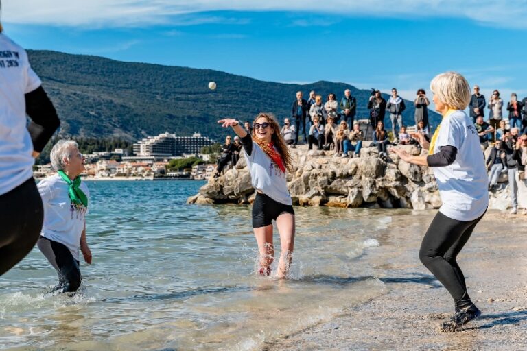 „Galiotice“ prekinule „mušku“ tradiciju igre picigina u Herceg Novom i Boki