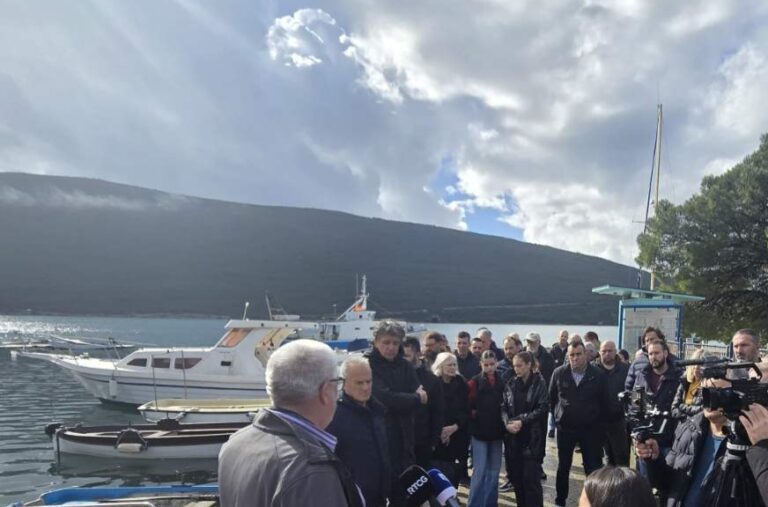 Protest mještana i ribara u Kumboru: Ne daju mandrać privatniku
