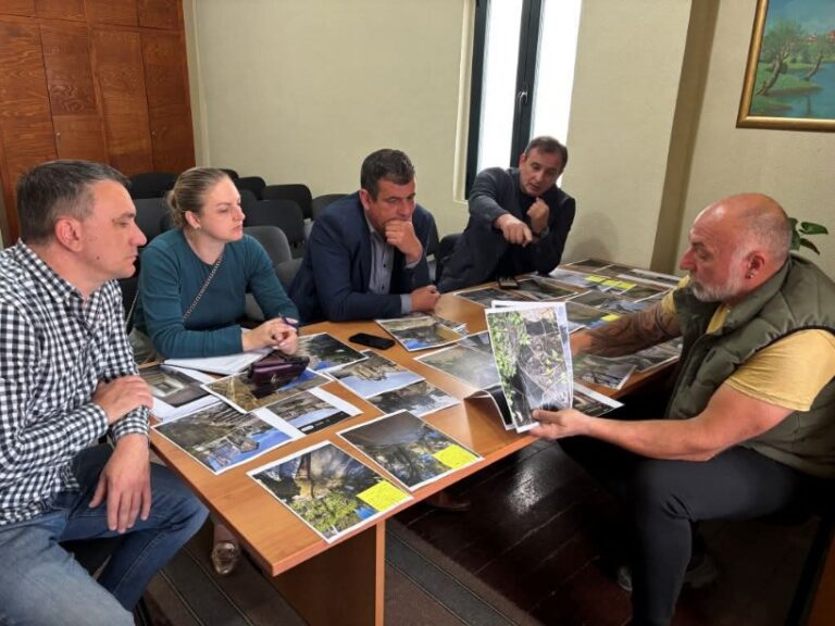 Sastanak lokalne uprave i MZ Herceg Novi: U fokusu uređenje javnih površina i komunalna pitanja u Starom gradu