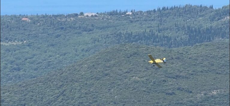 Avion MUP-a gasi požar na granici,  a hrvatski kanader kada uspije da doleti s požara u Dalmaciji