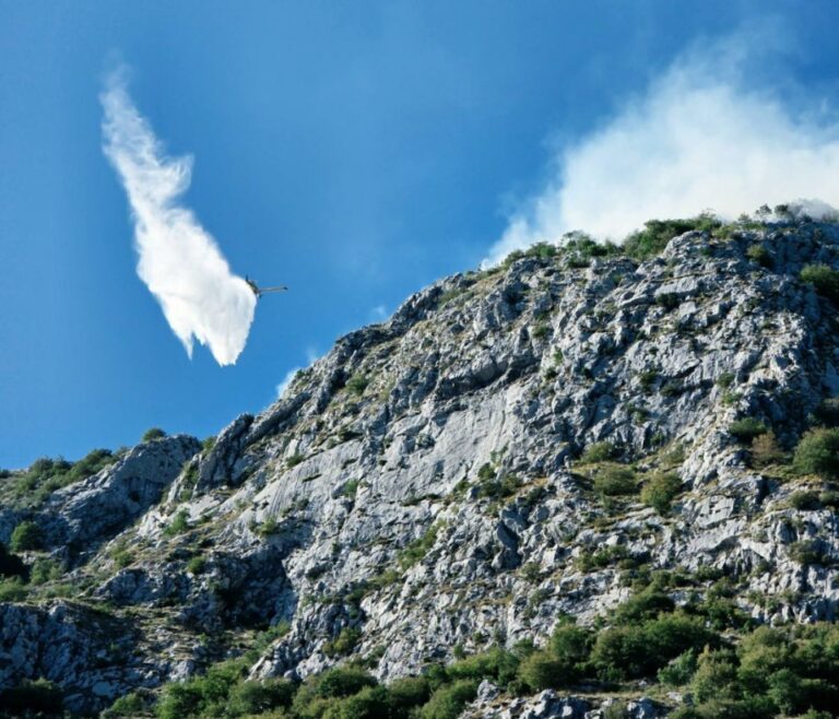 Požar na Orjenu uprkos avionima MUP-a još nije lokaliozovan