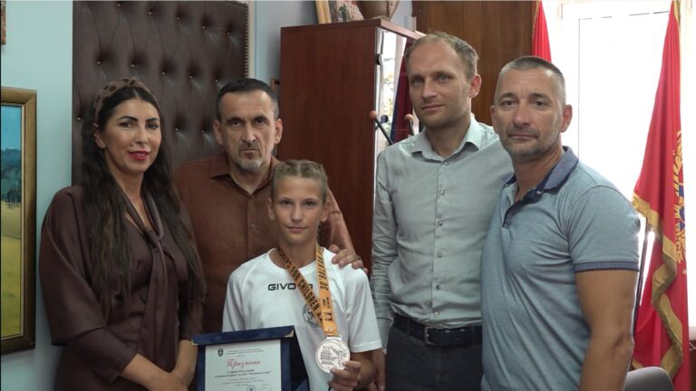 Karatistkinji Sofiji Radulović uručeno opštinsko priznanje za srebrnu medalju na Balkanskom prvenstvu