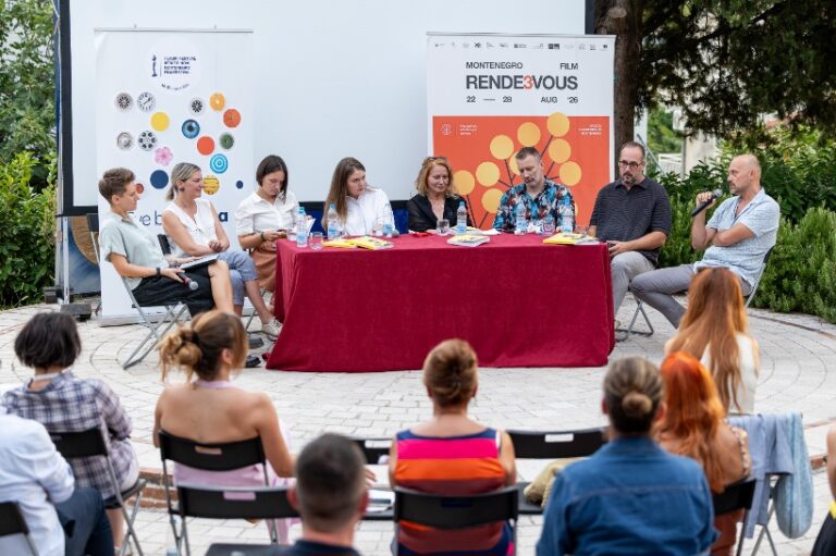Monografija “Suvereni pogled: Dvije decenije crnogorske kinematografije (2006-2026)“ predstavljena na Filmskom festivalu u Herceg Novom