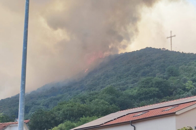 Vjetar ponovo razbuktao požar na brdu iznad Bijele